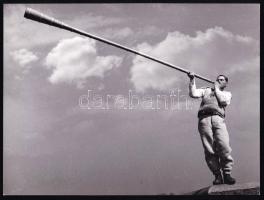 cca 1930-1940 Szendrő István (1908-2000): Férfi havasi kürttel, erdélyi csángó népviseletben, pecséttel jelzett fotó, 17,5×21 cm