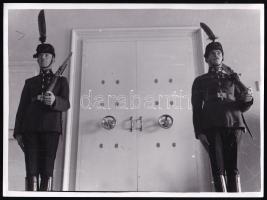 cca 1930-1940 Szendrő István (1908-2000): A Szent Jobb őrei, pecséttel jelzett fotó, 17,5×21 cm