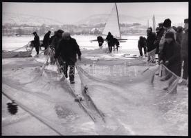 cca 1930-1940 Szendrő István (1908-2000): Balatoni jéghalászat, pecséttel jelzett fotó, 17,5×21 cm