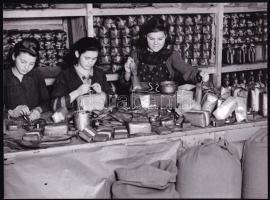 cca 1930-1940 Szendrő István (1908-2000): Lányok őrölt fűszerpaprikát csomagolnak, pecséttel jelzett fotó, 17,5×21 cm