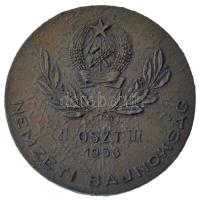 1953. "Nemzeti Bajnokság II. oszt. III." fém labdarúgó díjérem eredeti tokban (49mm). Az 1950-es lvekben az NB II. négy csoportban zajlott, majd az élen végző együttesek egymás elleni találkozókon döntötték el a feljutást. Az NB II. Déli csoportját a Vasas Izzó, a Keletit a Diósgyőri Vasas (ma DVTK), a Nyugatit a Pécsi Lokomotív (ma PVSK), míg a Közép-csoportot a Szikra Gázművek (ma ASR Gázgyár) nyerte meg. Ez a négy csapat egymással vívott meccseiből végül a Diósgyőr és az Izzó jött ki jól, a Gázművek pedig a 3. helyen végzett. T:XF