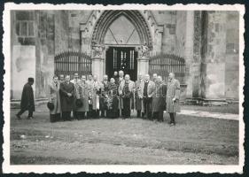 1938 Gyulafehérvár, Erdély, csoportkép templom előtt, fotó, 6×8,5 cm