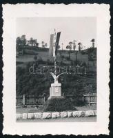 1941 Országzászló Körösfeketetón, Erdély, fotó, 6,5×5,5 cm