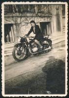 1940 Női motoros Zündapp motorkerékpáron, vélhetőleg Gazdag Erzsi költőnő, Bp. Andrássy út 120., szignózott, felületén törésnyom, 8,5×6 cm