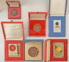 16db-os sport emlékérem, díjérem és -plakett-tétel dobozban, többnyire eredeti tokokban T:vegyes
