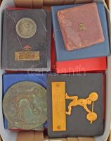 16db-os sport emlékérem, díjérem és -plakett-tétel dobozban, többnyire eredeti tokokban T:vegyes