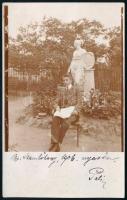 1906 Kisfaludy Pali olvas a Szemlőhegyen, későbbi Dr. Kisfaludy Pál híres radiológus, aláírt fotó, 13×9 cm