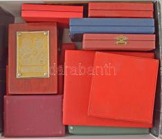 14db-os sport emlékérem, díjérem és -plakett-tétel dobozban, többnyire eredeti tokokban T:vegyes