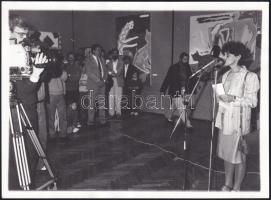 cca 1980-1990 Keserű Katalin megnyitja Wahorn András kiállítását, fotó, 13,5×18 cm