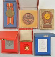 17db-os sport emlékérem, díjérem és -plakett-tétel dobozban, többnyire eredeti tokokban T:vegyes