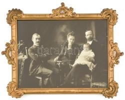 Üvegezett, dekoratív fa képkeret, 1900 körüli család csecsemővel fotóval. 17,5x24 cm
