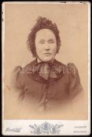 cca 1880 Idő hölgy portréja, keményátú fotó Heinrich Adleff brassói (Erdély) műterméből, 16,5×10,5 cm