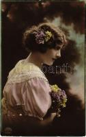 1914 Lady with flowers (kopott sarkak / worn corners)