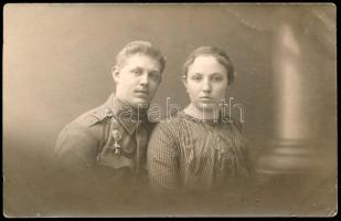 cca 1914 Katona feleségével, irányzó kitüntetéssel, síppal, sípzsinórral, 9×13 cm