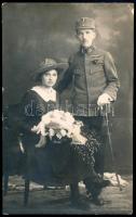 cca 1918-1919 Hadapród feleségével, szalagsávokkal és nemzeti színekkel bevont sapkarózsával, sarkán kis sérüléssel, hátoldalán beragasztás nyomaival, 13×9 cm