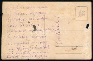 cca 1915 Román tüzér egyenruhában, hátoldalon feliratozott fotólap, sérüléssel, 13×9 cm