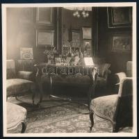 cca 1930 Edvi Illés Aladár (1870-1958) Munkácsy-díjas festőművész, grafikus, főiskolai tanár dolgozószobájának fotója, a falon számos festménnyel, 9x9 cm. + Valamint egy róla szóló újságcikk: "A Tabán Edvi Illés Aladár ecsetjével."