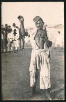 cca 1915 Katonasapkában cigizve, fotólap, 13×9 cm