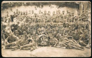 cca 1915 Katonai csoportkép, fotólap, sarkain kopásnyomok, 9×13 cm