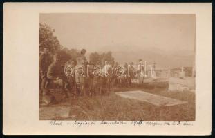 1916. december 23. Ebéd a Bogišići (Montenegró) temetőben, feliratozott fotólap, 9×13 cm