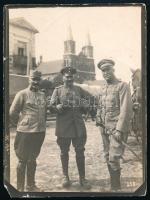 cca 1916 A Monarchia századosa német tisztekkel, hátoldalon feliratozott fotó, felületén törésnyomok, kis sarokhiány, 12×9 cm