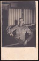 1915 Főhadnagy katonai érdemkereszttel, fotólap, feliratozva, 13×9 cm