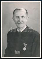 cca 1930-1940 Férfi Magyar Érdeméremmel, fotó, felületén törésnyomok, 11,5×8 cm