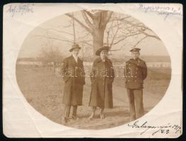 1917 Galagonyás, Vajdaság, tengerész családjával, feliratozott fotó, felületén törésnyomokkal, 9×12 cm