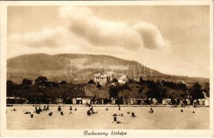 Badacsony, látkép fürdőzőkkel a Balatonban, strand, fürdőkabinok (EK)