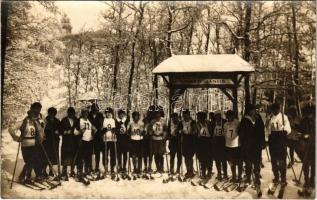 Budapest XII. Jánoshegy, Erber János székesfővárosi vendéglő télen, síverseny előtti csoportkép síelőkkel, téli sport. photo