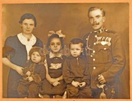 1940 Miskolc, őrmester szép kitüntetéssorral, családjával, kartonra kasírozott fotó, feliratozva, sérült karton, 17×23 cm