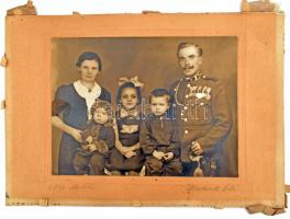 1940 Miskolc, őrmester szép kitüntetéssorral, családjával, kartonra kasírozott fotó, feliratozva, sé...