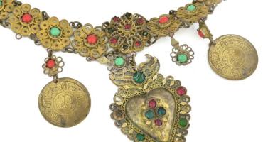 Keleti, török nyakék, réz, pénzekkel, kövekkel, h: 32 cm
