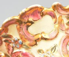 Seszták János Kolozsvár díszváza pár. Vázatesten rokályos kartusokban idillikus jelenetek, virágos d...