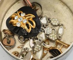 Ezüstözött alpakka háromlábú bonbonier / ékszerdoboz, gilosált mintával díszítve, fedelén fogantyúva...