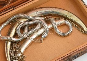 Ezüstözött alpakka háromlábú bonbonier / ékszerdoboz, gilosált mintával díszítve, fedelén fogantyúva...