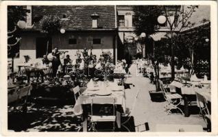 1938 Budapest II. Arany Kacsa vendéglő kertje (Tul.: Vörös Viktor), cigányzenekar. Kacsa utca 18. - Esténként hevesi Horváth Guszti muzsikál (EK)