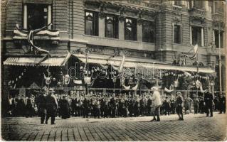 1921 Budapest VII. New York kávéház magyar zászlókkal és címerekkel díszítve a háború idején (EK)