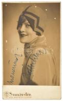 Biller Irén (1897-1989) színésznő aláírása egy őt ábrázoló képeslapon.