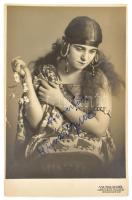 Alpár Gitta (1903-1991) színésznő, opera-énekesnő aláírása egy őt ábrázoló képeslapon.