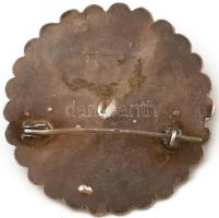 Ezüst(Ag) zománcozott bross, jelzett, d: 5 cm, bruttó: 15,1 g