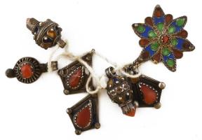 Ezüst(Ag) zománcozott sapkadíszek, korall díszítéssel, jelzés nélkül, bruttó: 25,1 g