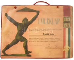 1969 Schablik Sándor tanácsköztársasági forradalmár, munkásőr parancsnok részére kiállított emléklap a Tanácsköztársaság 50. évfordulója alkalmából, Munkásőrség országos parancsnoka aláírásával, műanyag borítóban, falra akasztható műanyag tokban, műanyag tok elülső fele szakadással, 21x29 cm /