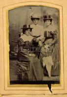 cca 1910 Sopron, Czullik Ágost, oroszvári kertészet alapítójának és tulajdonosának, a Liechtenstein hercegi kertek igazgatója családjának fotóalbuma, összesen 30 fotó, közte 26 ferrotípia, és 4 fotó. Korabeli bársony fotóalbumban, az elülső táblán réz rátéttel, fém csattal, a táblák széle aranyozott, kopott borítóval, a fém csat egyik fele levált, de meg van, a táblák egy részén sérüléssel, 15x12x5 cm, táblákon a keret: 9x5,5 cm