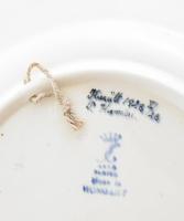 1928 hortobágyi mintás festett fajansz falitányér pár, jelzéssel, kopással, d: 25 cm