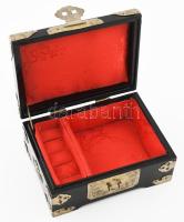 Gyöngyházberakásos lakk doboz, keleti stílusú, kis kopásnyomokkal, 17×12×8 cm