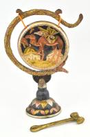 Kis asztali gong. Közel-keleti, teve és kígyó motívumokkal díszített réz gong, hozzá való kalapáccsal. m: 24,5 cm