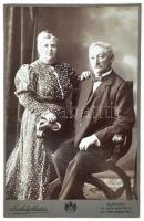 cca 1900-1910 Idős pár portréfotója, keményhátú fotó Székely Aladár budapesti műterméből, 16x10 cm