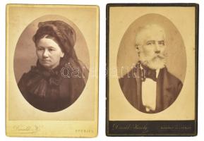 cca 1887 Tischer Emánuel (1813-1872) és Tischer - Stark Ottilia (1829-1895) bártfai házaspár portréi, keményhátú fotók Divald Károly eperjesi műterméből, a hátoldalakon feliratozottak, 16x11 cm