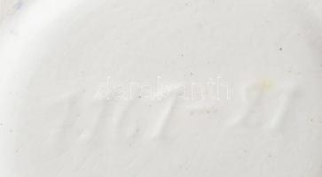 3 darab egyező stílusú historizáló váza, közte cseh Alt Wien, Hollóházi Riolit. Jelzéssel, kopással,...